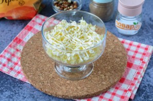 Слоеный салат с курицей и свеклой