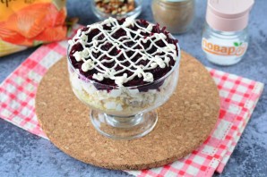 Слоеный салат с курицей и свеклой