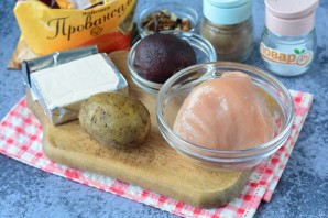 Слоеный салат с курицей и свеклой