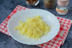 Слоеный салат с курицей и свеклой