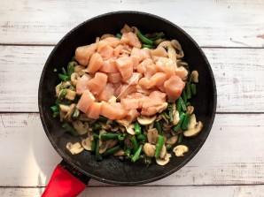 Стручковая фасоль с шампиньонами и курицей Стручковая фасоль с шампиньонами и курицей