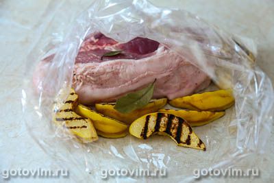 Свиной окорок с айвой, запеченный в духовке в рукаве