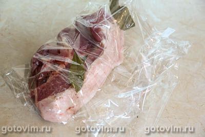 Свиной окорок с айвой, запеченный в духовке в рукаве