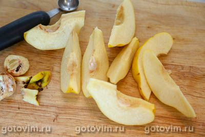 Свиной окорок с айвой, запеченный в духовке в рукаве