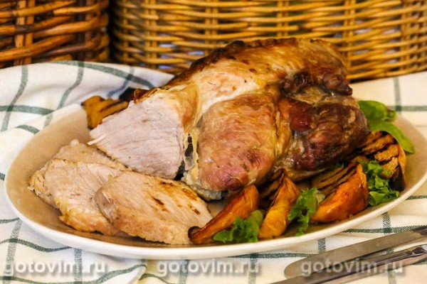 Свиной окорок с айвой, запеченный в духовке в рукаве