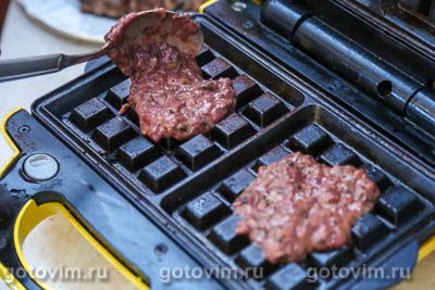 Вафли из печени с жареными грибами и луком