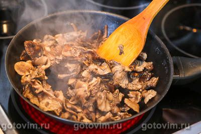 Вафли из печени с жареными грибами и луком