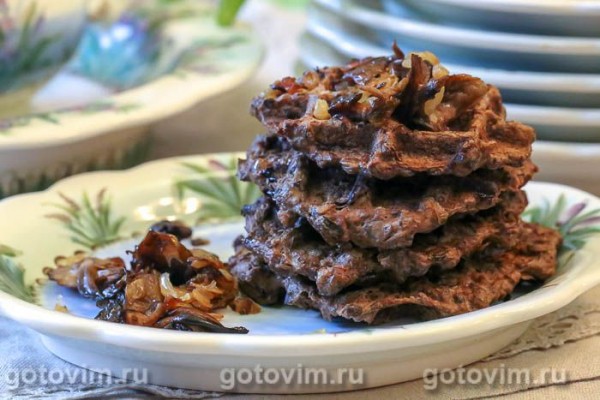 Вафли из печени с жареными грибами и луком