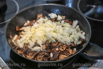 Вафли из печени с жареными грибами и луком