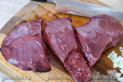 Вафли из печени с жареными грибами и луком