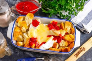 Запеченный камамбер с клюквенным соусом