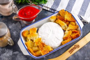 Запеченный камамбер с клюквенным соусом