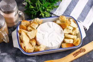 Запеченный камамбер с клюквенным соусом