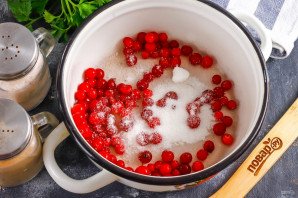 Запеченный камамбер с клюквенным соусом