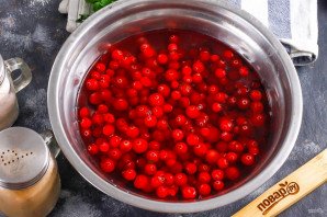 Запеченный камамбер с клюквенным соусом