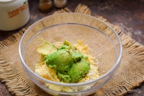 Авокадо фаршированное креветками Авокадо фаршированное креветками