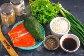 Боул с лососем и авокадо