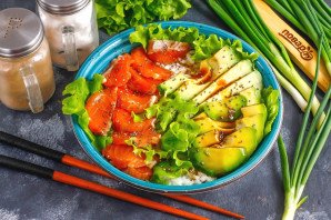 Боул с лососем и авокадо