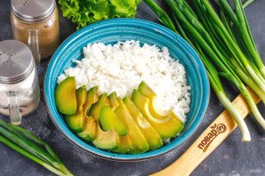 Боул с лососем и авокадо