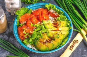 Боул с лососем и авокадо