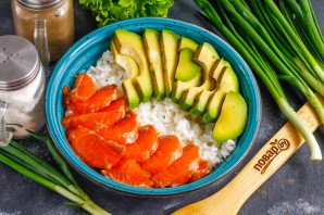 Боул с лососем и авокадо