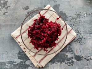 Бутерброды со свеклой и селедкой Бутерброды со свеклой и селедкой