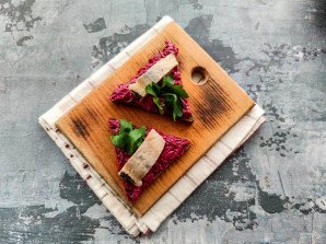 Бутерброды со свеклой и селедкой Бутерброды со свеклой и селедкой