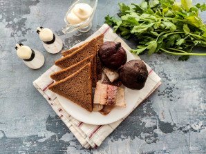 Бутерброды со свеклой и селедкой Бутерброды со свеклой и селедкой