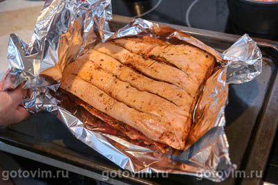 Cвиная грудинка, запеченная с пряной смесью в фольге Cвиная грудинка, запеченная с пряной смесью в фольге