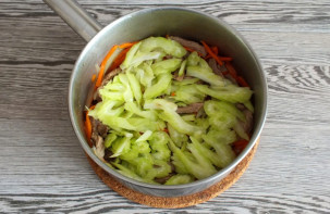 Индейка с сельдереем и морковью