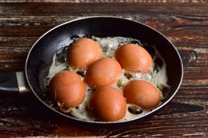 Яйца жареные в скорлупе Яйца жареные в скорлупе