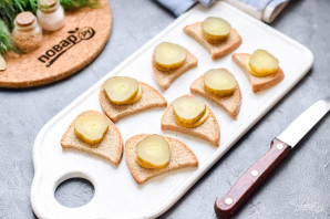 Канапе с салом и соленым огурцом