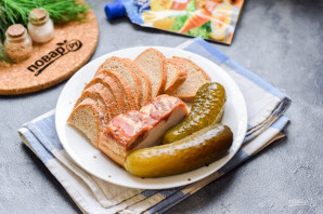 Канапе с салом и соленым огурцом