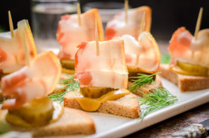 Канапе с салом и соленым огурцом