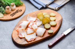 Канапе с салом и соленым огурцом