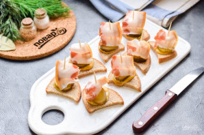 Канапе с салом и соленым огурцом