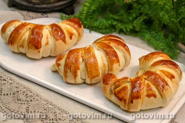 Круассаны из готового теста с курицей и сыром
