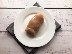 Куриные рулетики с соленым огурцом и сыром Куриные рулетики с соленым огурцом и сыром