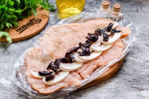 Куриный рулет с черносливом и грибами Куриный рулет с черносливом и грибами
