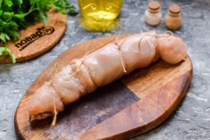 Куриный рулет с черносливом и грибами Куриный рулет с черносливом и грибами