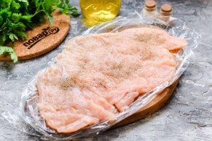 Куриный рулет с черносливом и грибами Куриный рулет с черносливом и грибами