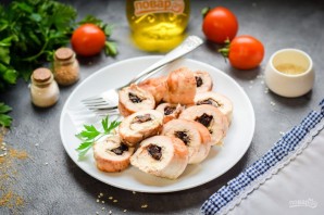 Куриный рулет с черносливом и грибами Куриный рулет с черносливом и грибами