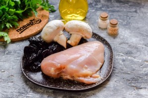 Куриный рулет с черносливом и грибами Куриный рулет с черносливом и грибами