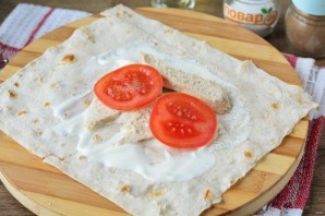 Лаваш с курицей и помидорами