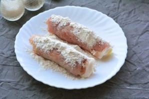 Мясные рулетики с маринованным огурцом