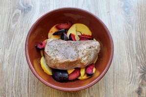 Мясо запеченное с фруктами