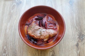 Мясо запеченное с фруктами