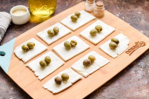 Оливки в слоеном тесте
