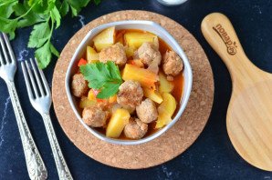 Овощное рагу с тефтелями