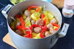 Овощное рагу с тефтелями